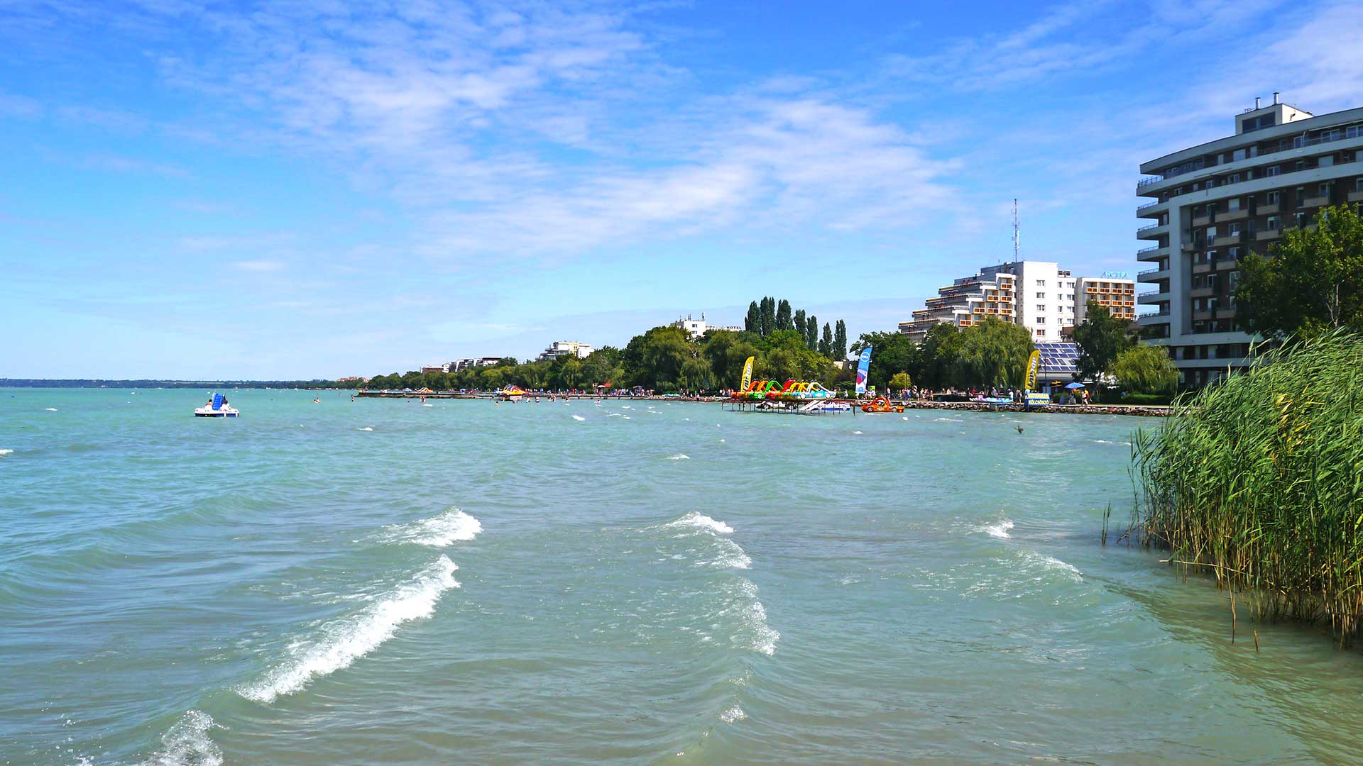 Siófok, aranyparti szállodasor a Balaton felől nézve