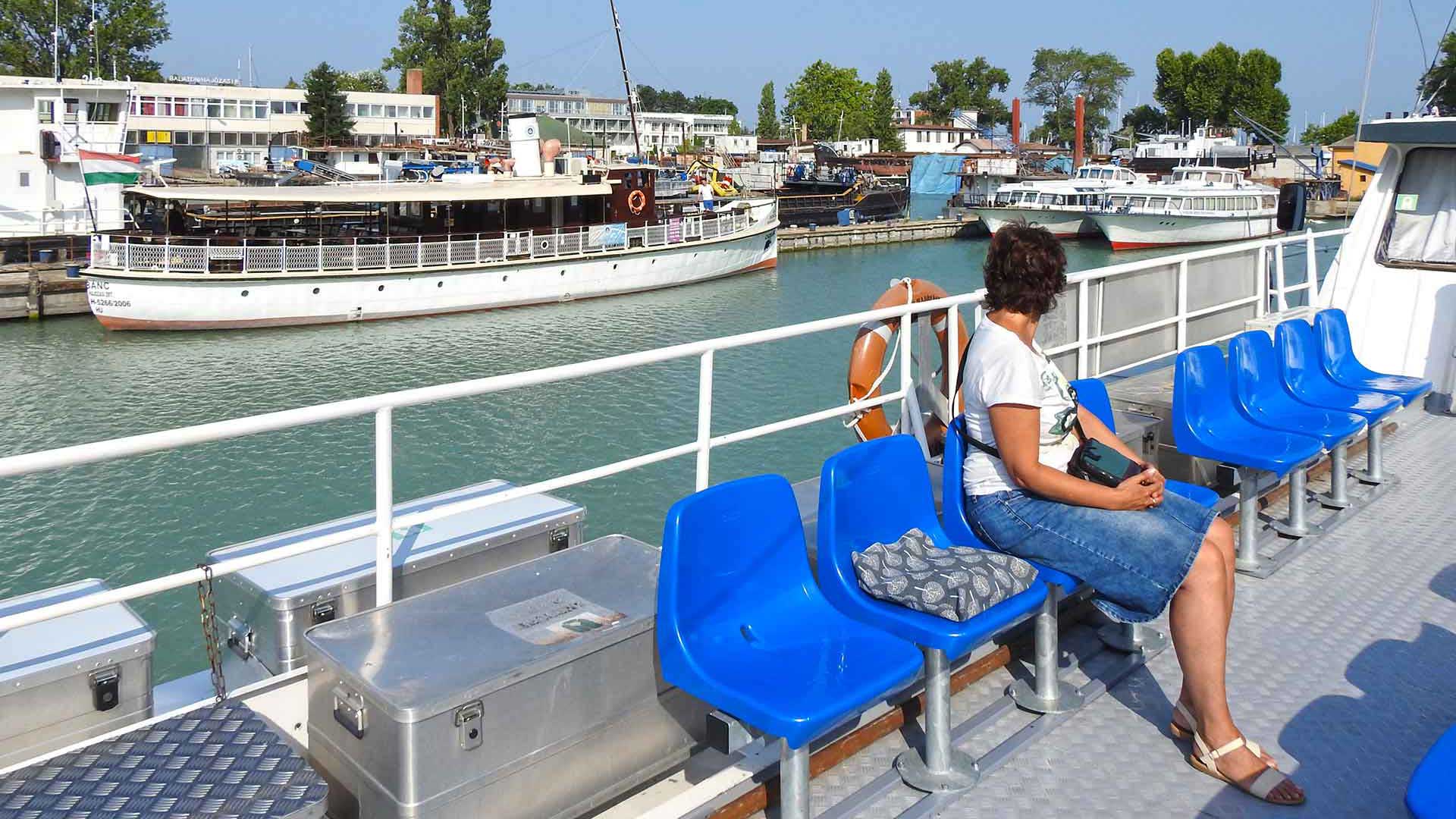 A BAHART hajói, utazó turistákat visznek hajókázni 